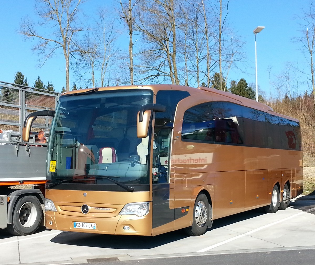 Mercedes benz Travego immatriculé en France, près de Berne printemps 2015