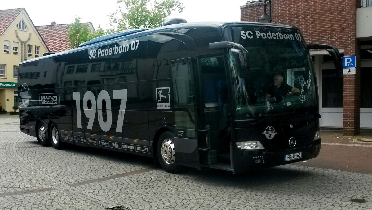 Mercedes Benz Travego L, Mannschaftsbus des SC Paderborn 07 in Salzkotten am 19.05.2015gesehen.