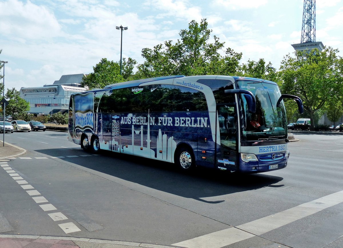 Mercedes -Benz Travego, Mannschaftsbus von Hertha BSC fährt auf der Masurenallee Richtung Olympiastadion (Funkturm trifft Funkturm) im July 2016.