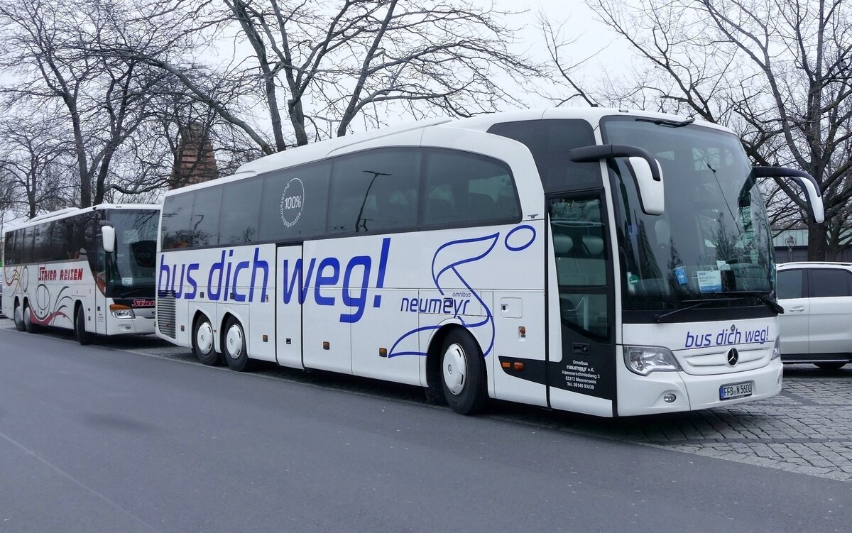 Mercedes-Benz Travego von Omnibus Neumeyr e.k. 'bus dich weg!'- Berlin im Januar 2023.