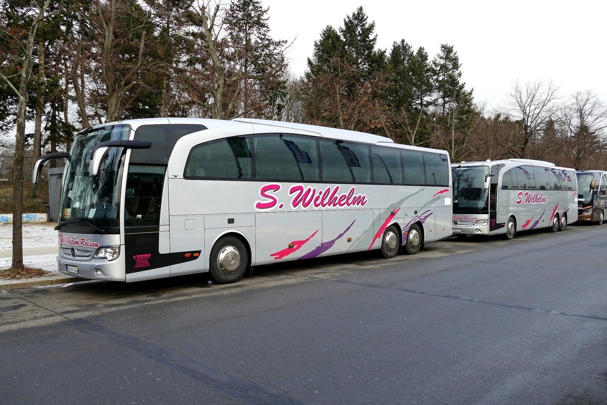 Mercedes -Benz Travego, Wagen 104 & 101 von 'S.Wilhelm -Reisen' . Zur Grünen Woche in Berlin /Olympischer Platz im Januar 2019. (Grüne Woche)