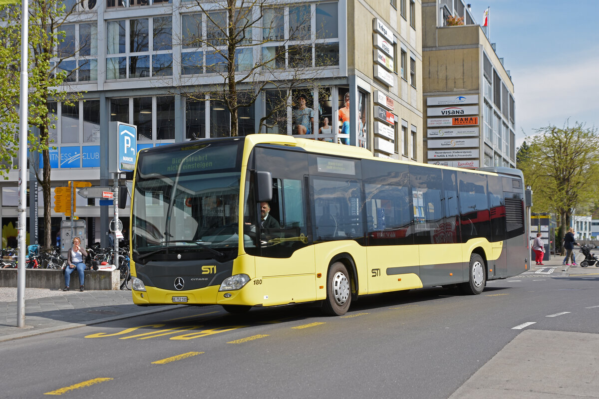 Mercedes Citaro 108, verlässt als Dienstfahrt die Haltestelle beim Bahnhof Thun. Die Aufnahme stammt vom 21.04.2022.