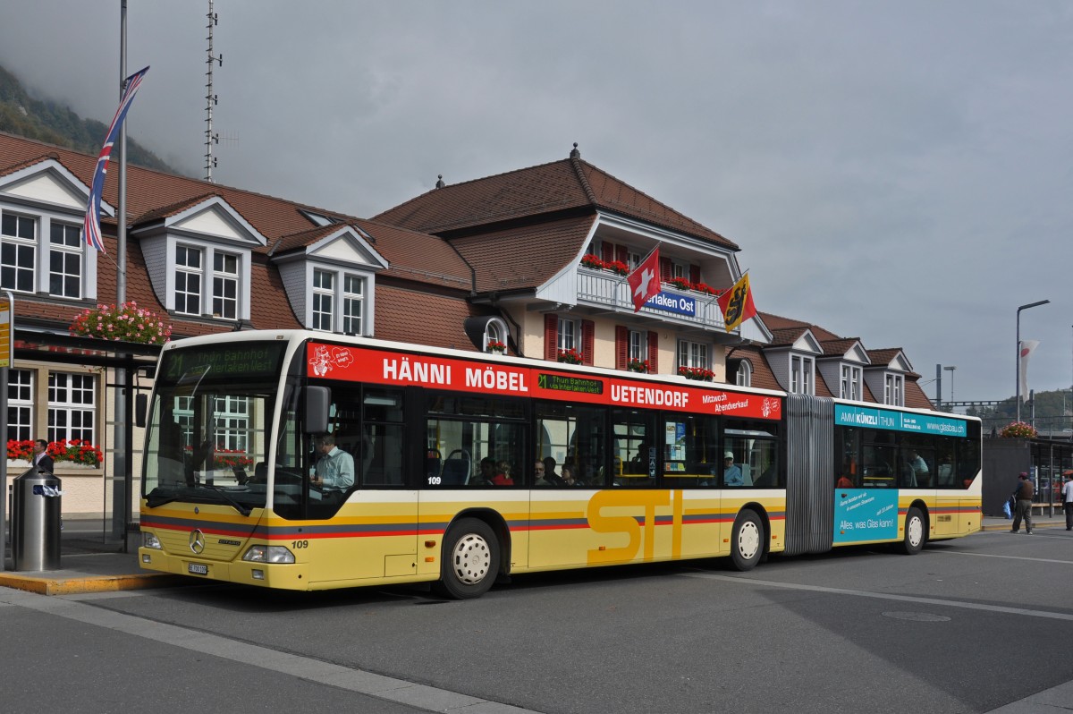 Mercedes Citaro 109 auf der Linie 21 wartet beim Bahnhof Interlaken Ost. Die Aufnahme stammt vom 11.10.2014.