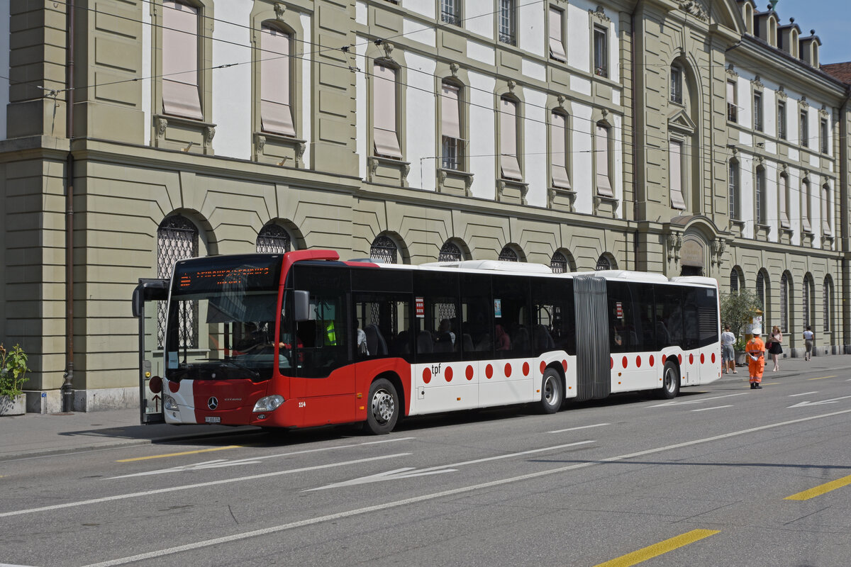 Mercedes Citaro 114 der Transports Publics fribourgeois, im Einsatz als Bahnersatz wartet an der Haltestelle beim Bahnhof Bern. Die Aufnahme stammt vom 21.08.2021.
