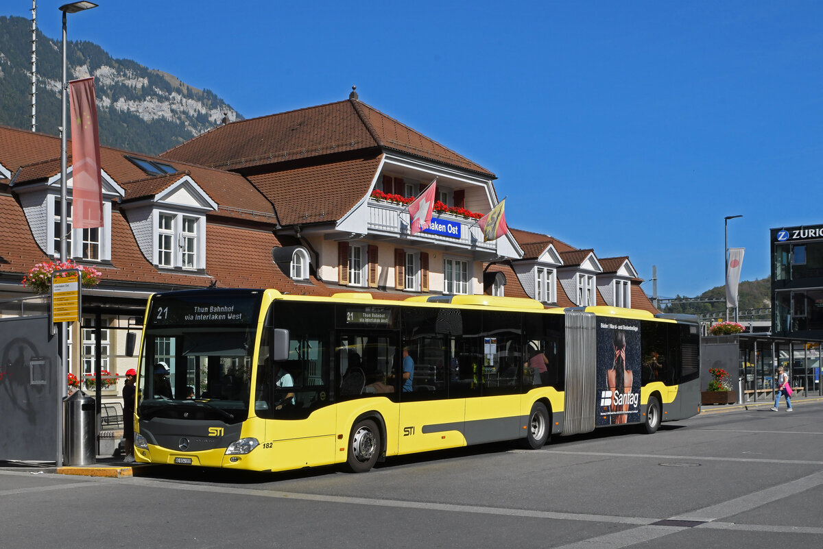 Mercedes Citaro 121, auf der Linie 21, wartet am 02.10.2023 an der Endstation beim Bahnhof Interlaken Ost.