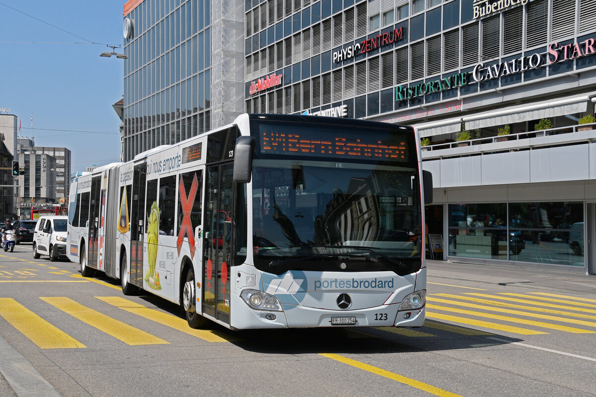 Mercedes Citaro 123 der tpf, fährt am 18.08.2025 als Bahnersatz zur provisorischen Haltestelle beim Bahnhof Bern.