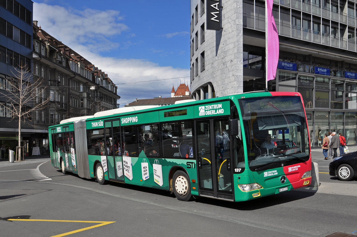 Mercedes Citaro 137, mit einer Werbung für den Panorama Center Thun, auf der Linie 1 fährt zur Haltestelle beim Bahnhof Thun. Die Aufnahme stammt vom 30.03.2016.