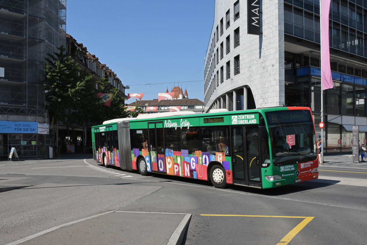 Mercedes Citaro 137 mit der Werbung für das Zentrum Oberland, auf der Linie 21, fährt zur Haltestelle beim Bahnhof Thun. Die Aufnahme stammt vom 30.07.2018.