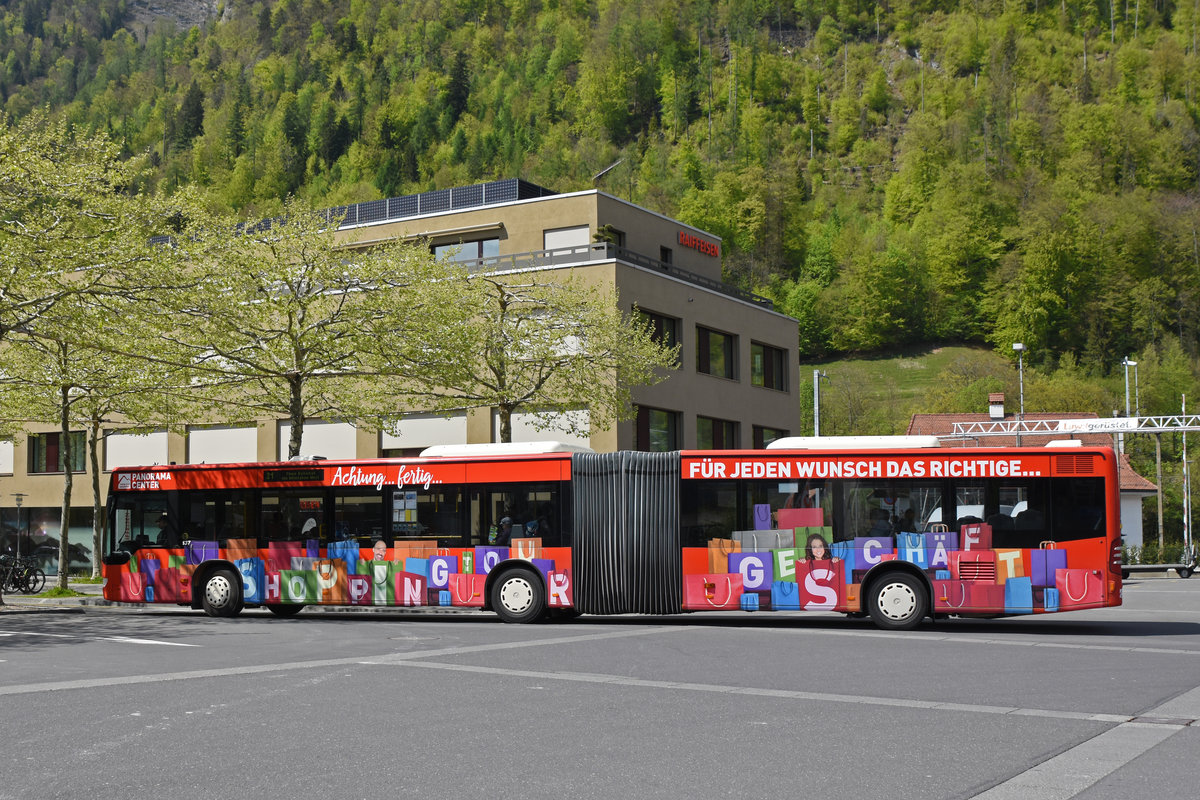 Mercedes Citaro 137 mit der Werbung für den Panorama Center, auf der Linie 21, verlässt die Endstation beim Bahnhof Interlaken Ost. Die Aufnahme stammt vom 30.04.2019.