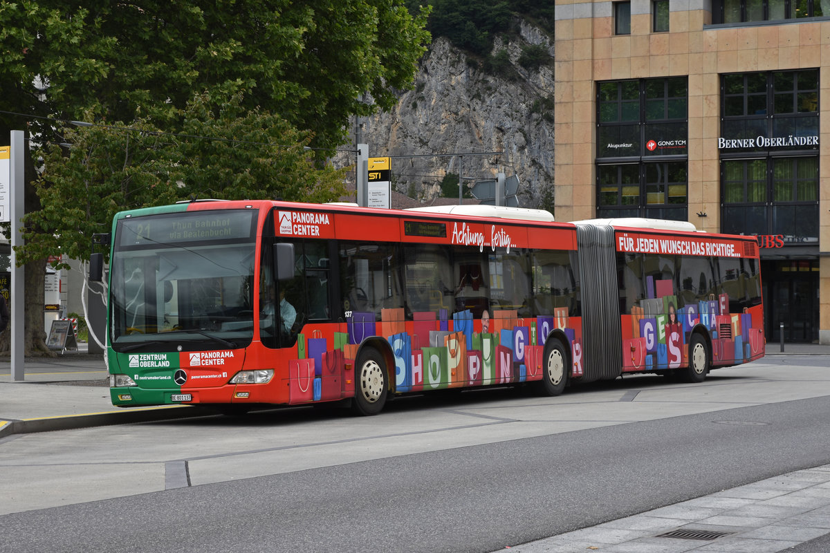 Mercedes Citaro 137 mit der Werbung für dem Pamorama Center, auf der Linie 21, wartet an der Haltestelle beim Bahnhof Interlaken West. Die Aufnahme stammt vom 05.06.2020.