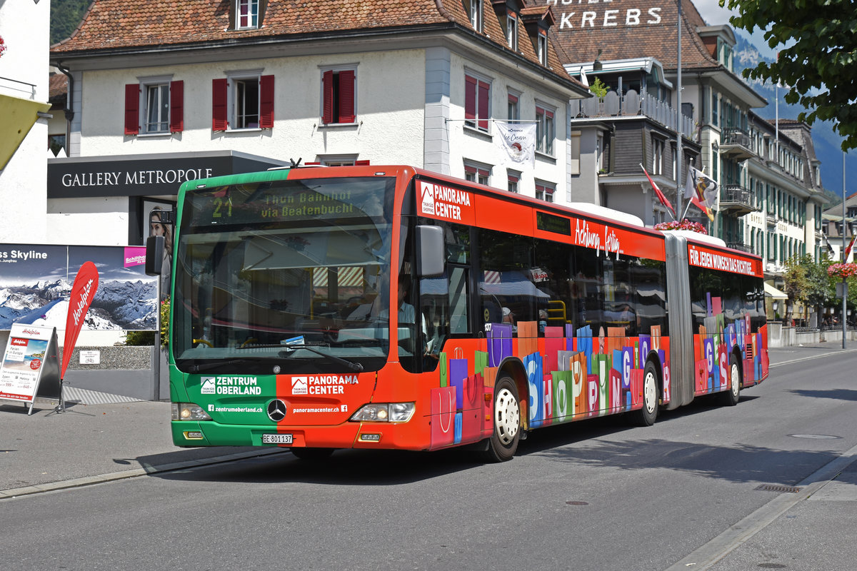 Mercedes Citaro 137 mit der Werbung für den Panorama Center, auf der Linie 21, fährt zur Haltestelle beim Bahnhof Interlaken West. Die Aufnahme stammt vom 28.07.2020.
