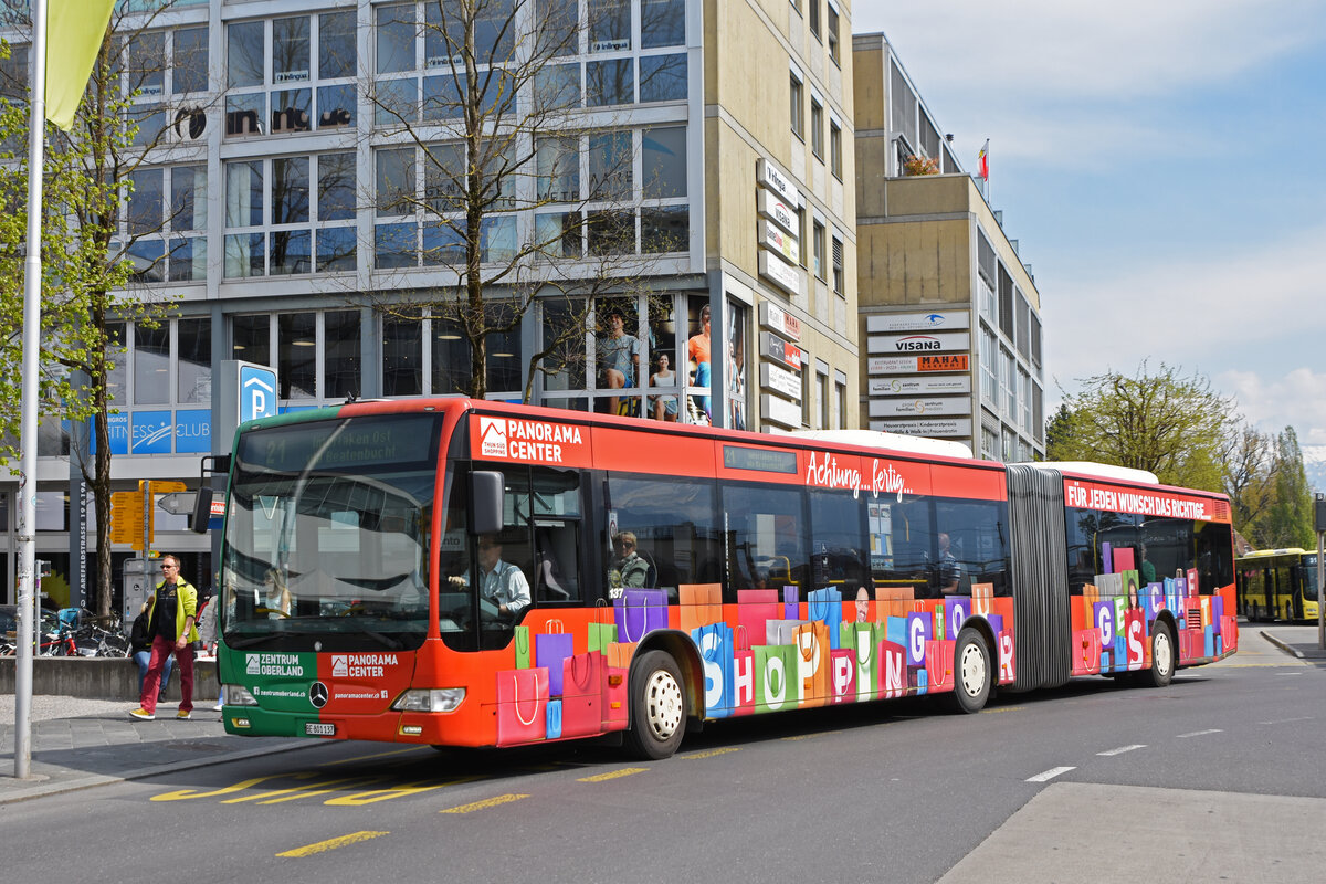 Mercedes Citaro 137 mit der Werbung für den Panorama Center, auf der Linie 21, verlässt die Haltestelle beim Bahnhof Thun. Die Aufnahme stammt vom 21.04.2022.