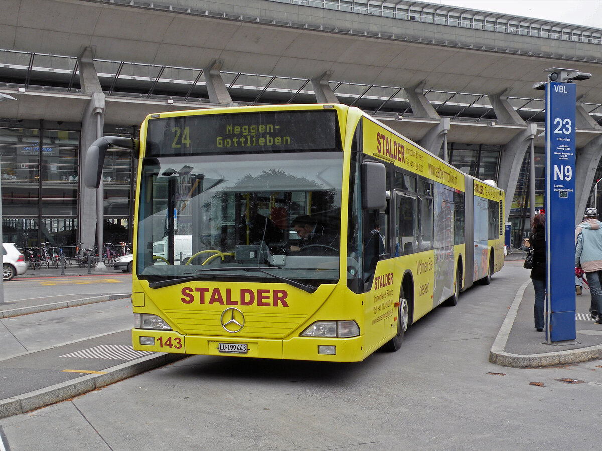 Mercedes Citaro 143, auf der Linie 24, wartet am 04.05.2022 an der Haltestelle beim Bahnhof Luzern.