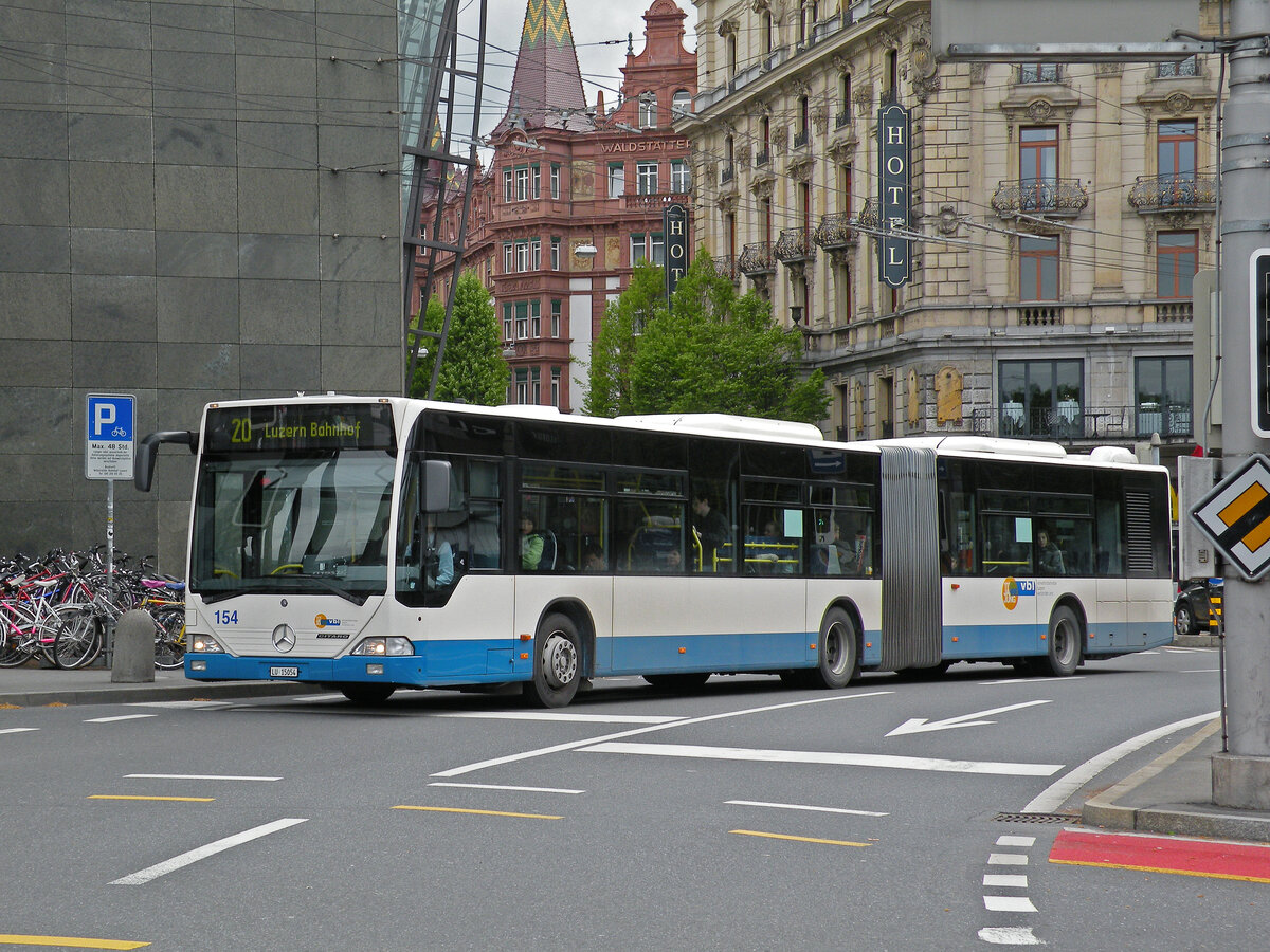Mercedes Citaro 154, auf der Linie 20, fährt am 04.05.2010 zur Haltestelle beim Bahnhof Luzern.