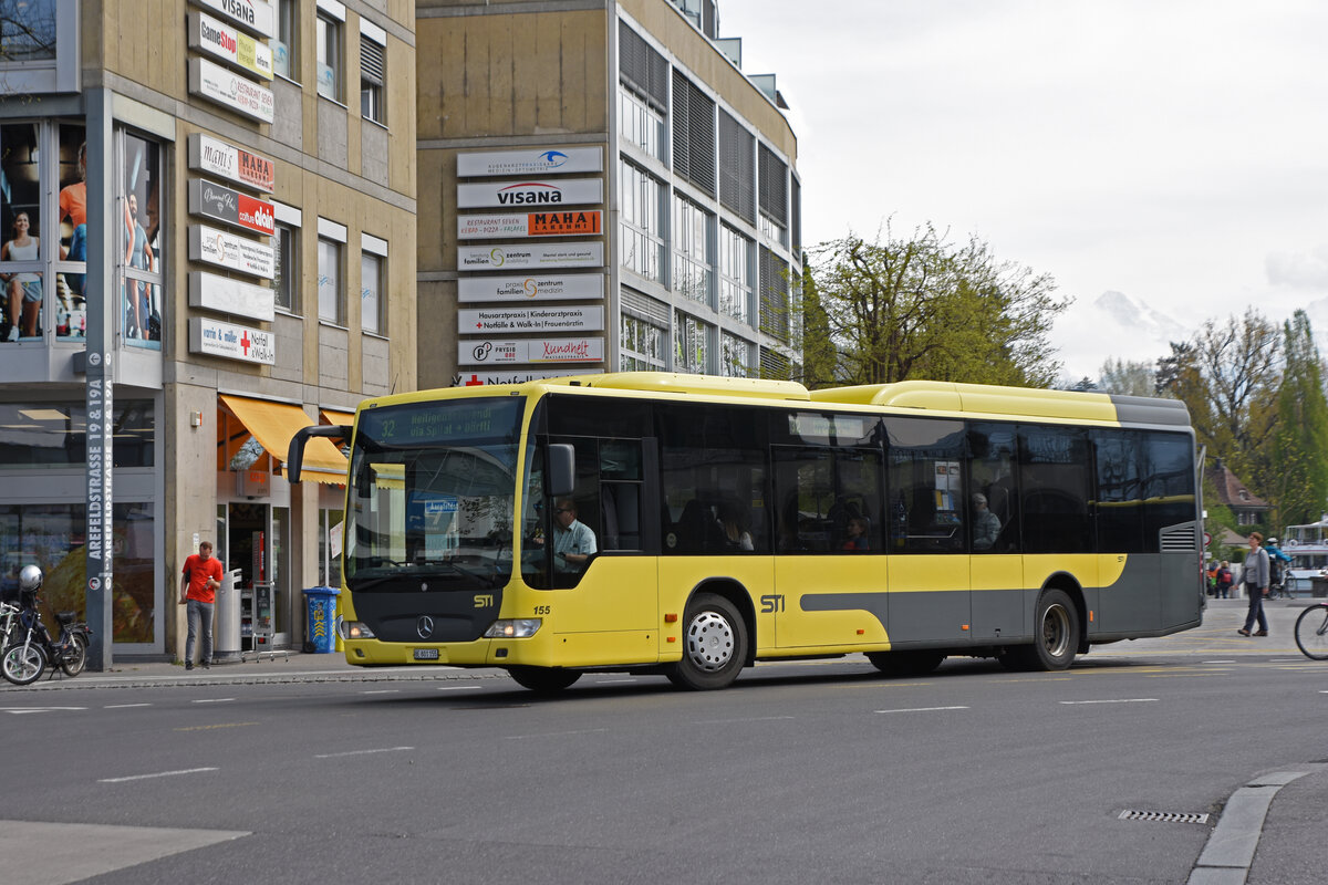 Mercedes Citaro 155, auf der Linie 32, verlässt die Haltestelle beim Bahnhof Thun. Die Aufnahme stammt vom 21.04.2022.