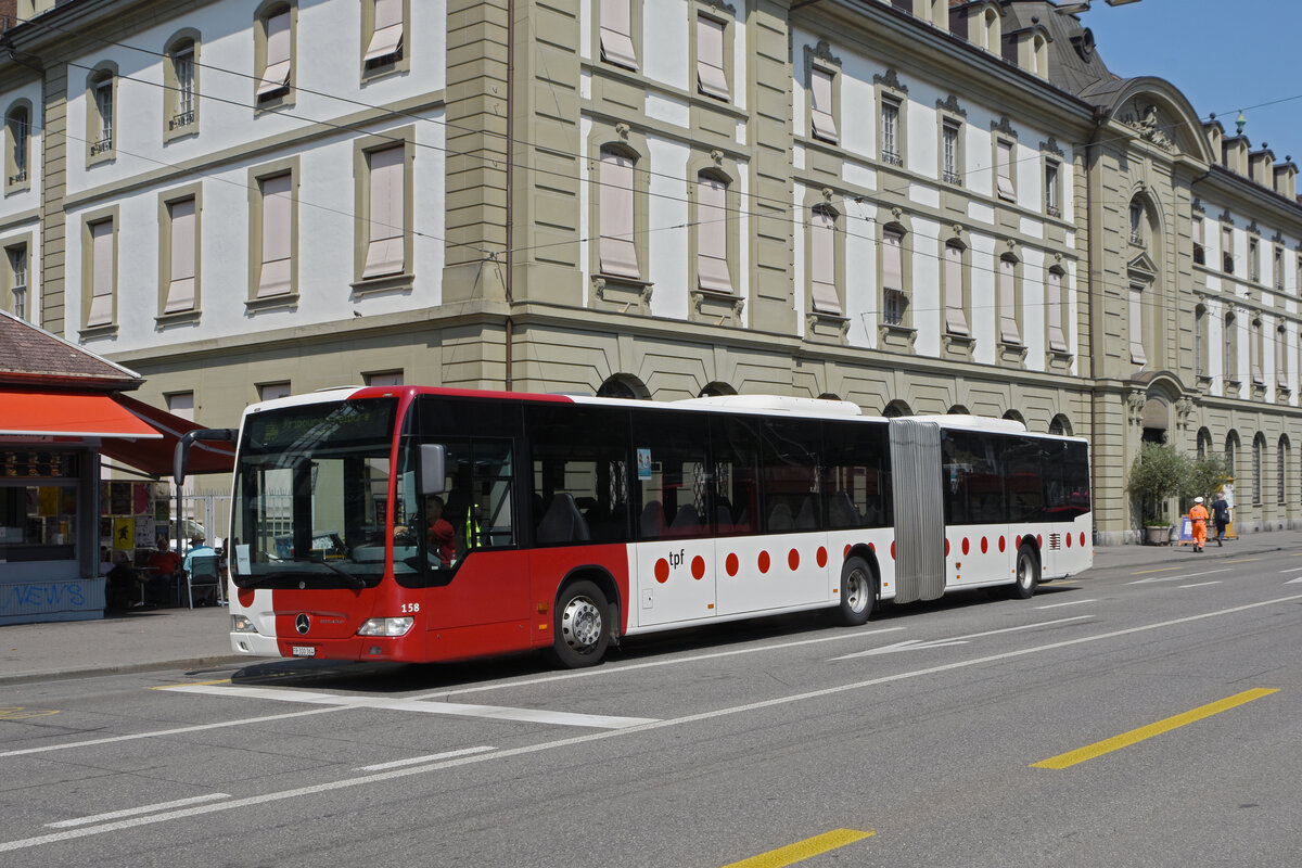 Mercedes Citaro 158 der Transports Publics fribourgeois, im Einsatz als Bahnersatz verlässt die Haltestelle beim Bahnhof Bern. Die Aufnahme stammt vom 21.08.2021.