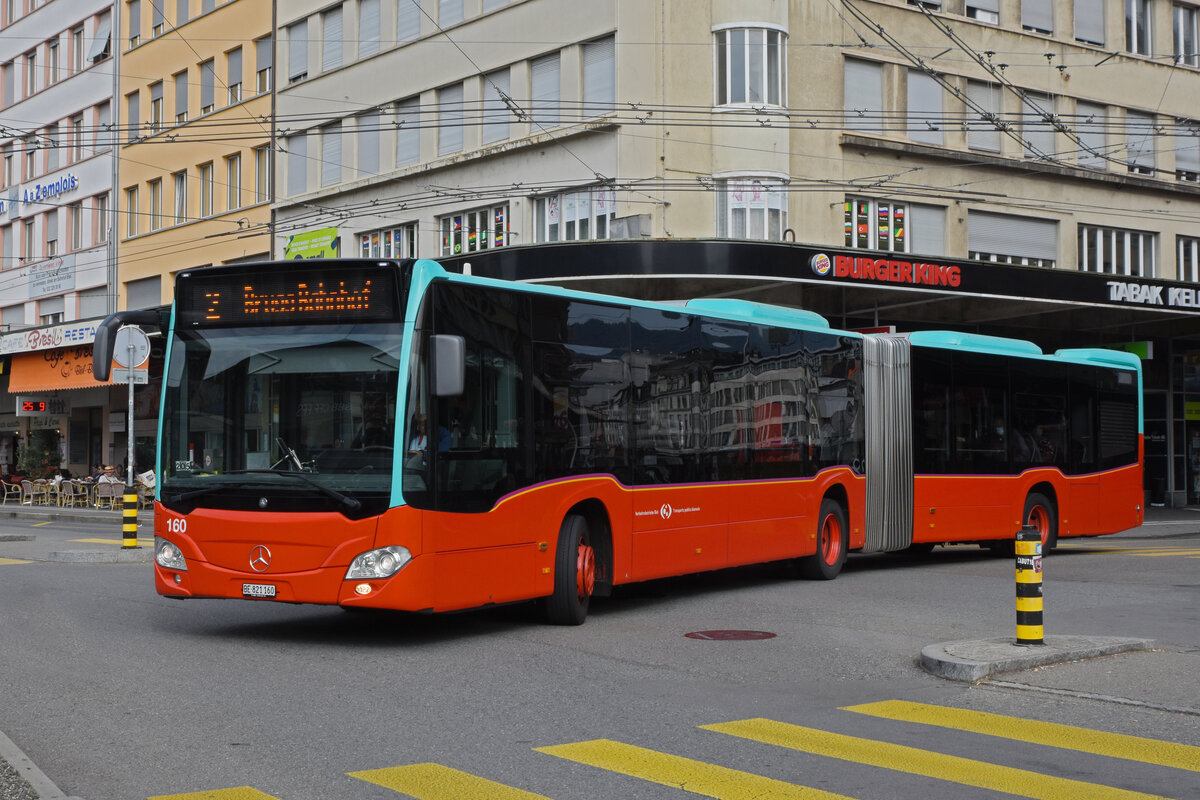 Mercedes Citaro 160, auf der Linie 2, fährt zur Haltestelle beim Bahnhof Biel. Die Aufnahme stammt vom 25.09.2021.