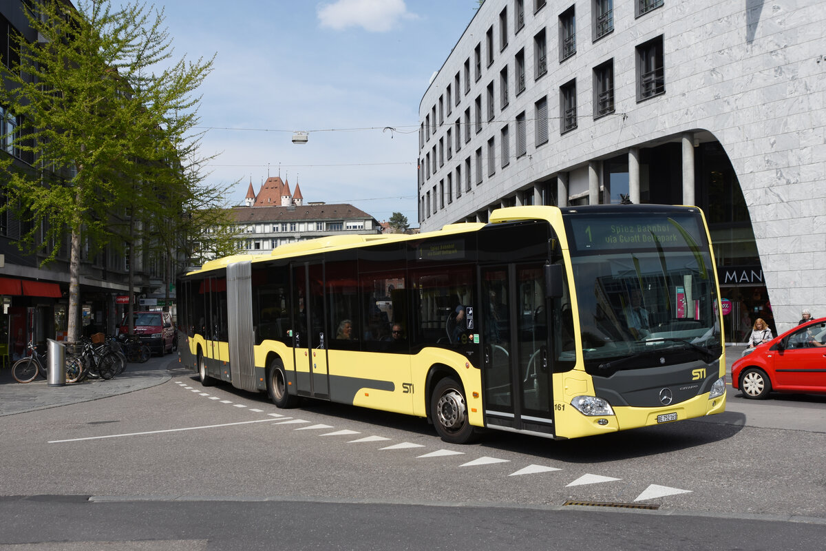 Mercedes Citaro 161, auf der Linie 1, fährt zur Haltestelle beim Bahnhof Thun. Die Aufnahme stammt vom 21.04.2022.