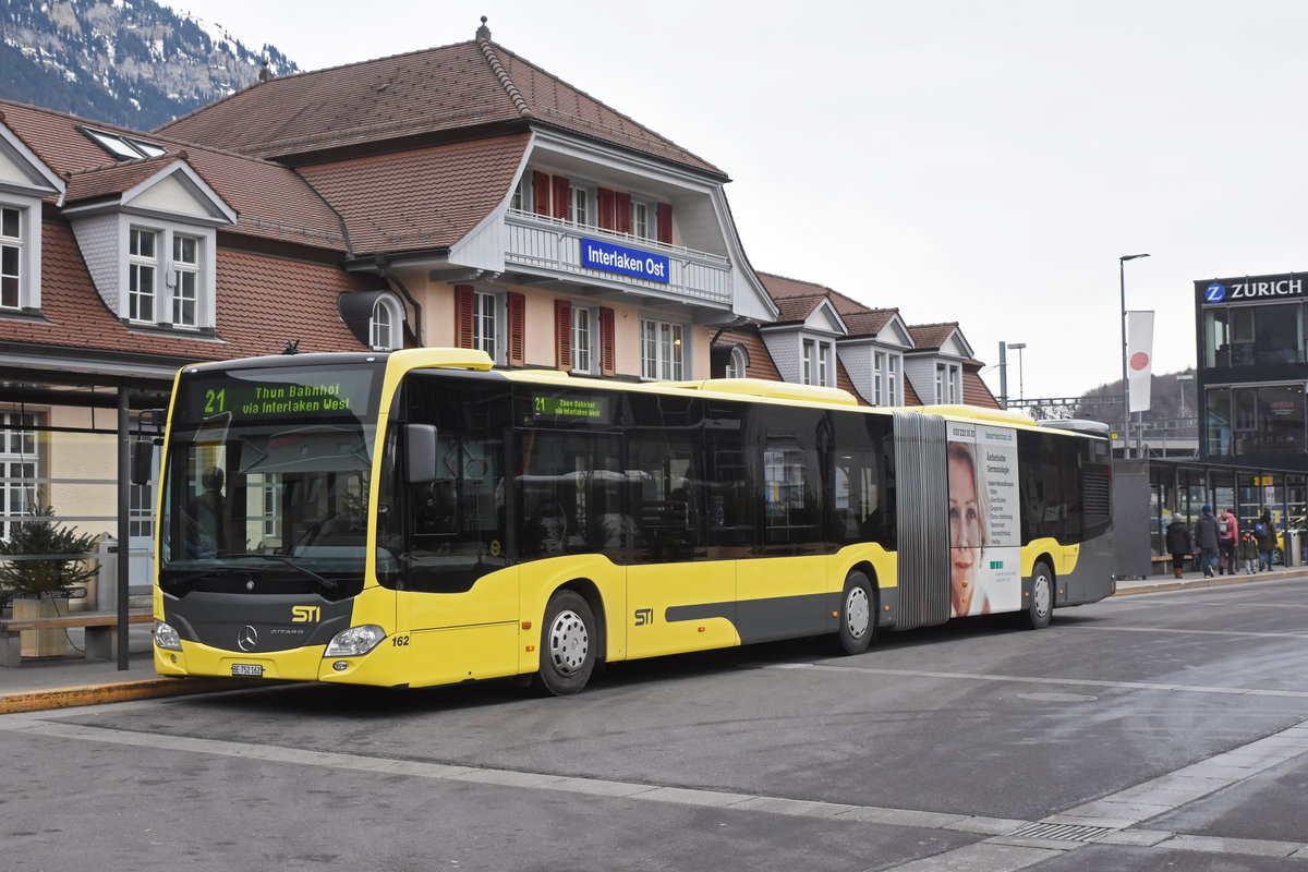 Mercedes Citaro 162, auf der Linie 21, wartet beim Bahnhof Interlaken Ost auf die nächste Abfahrtszeit. Die Aufnahme stammt vom 19.12.2018.