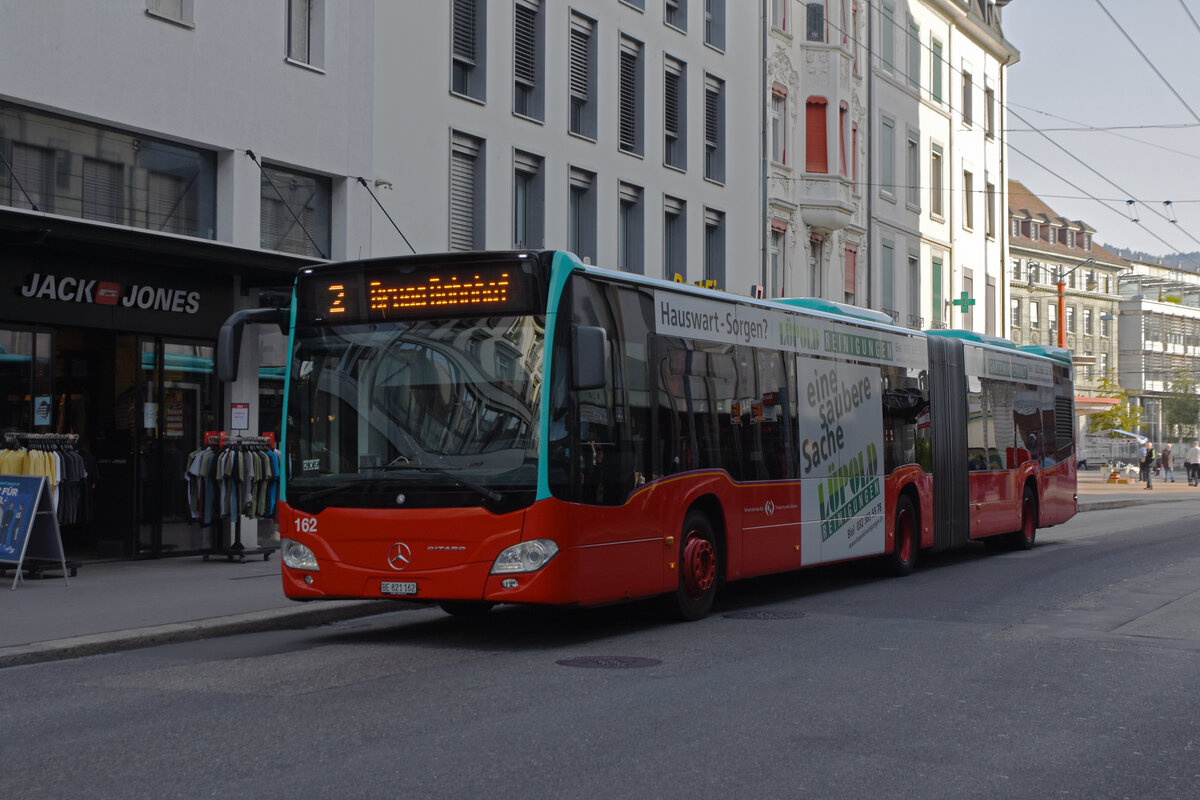 Mercedes Citaro 162, auf der Linie 2, fährt durch die Bahnhofstrasse. Die Aufnahme stammt vom 25.09.2021.