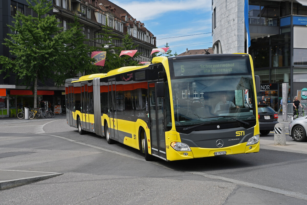 Mercedes Citaro 162, auf der Linie 5, fährt am 10.08.2023 zur Haltestelle beim Bahnhof Thun.