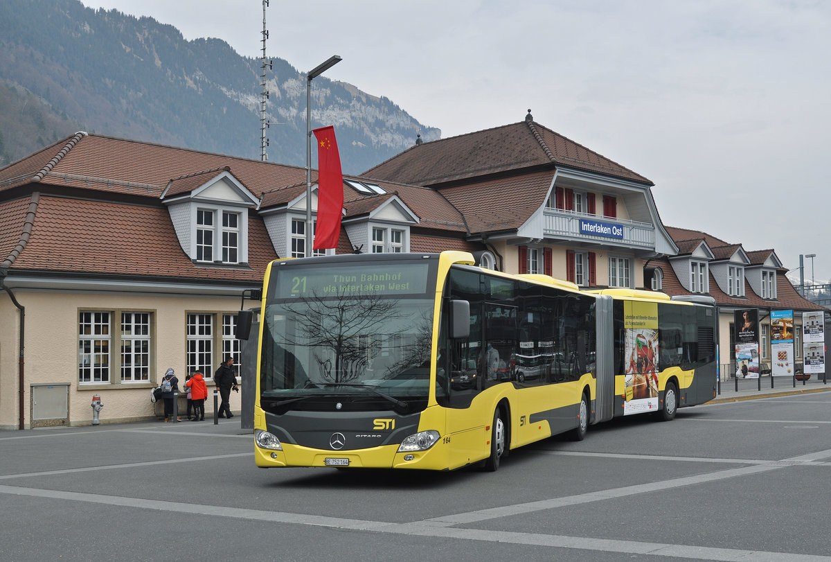 Mercedes Citaro 164, auf der Linie 21, verlässt die Haltestelle beim Bahnhof Interlaken Ost. Die Aufnahme stammt vom 02.04.2016.