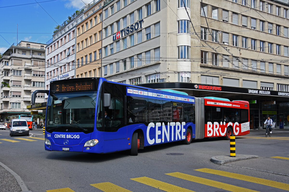 Mercedes Citaro 164 mit der Werbung für das Centre Brügg, auf der Linie 2, fährt zur Haltestelle beim Bahnhof Biel. Die Aufnahme stammt vom 09.09.2022.