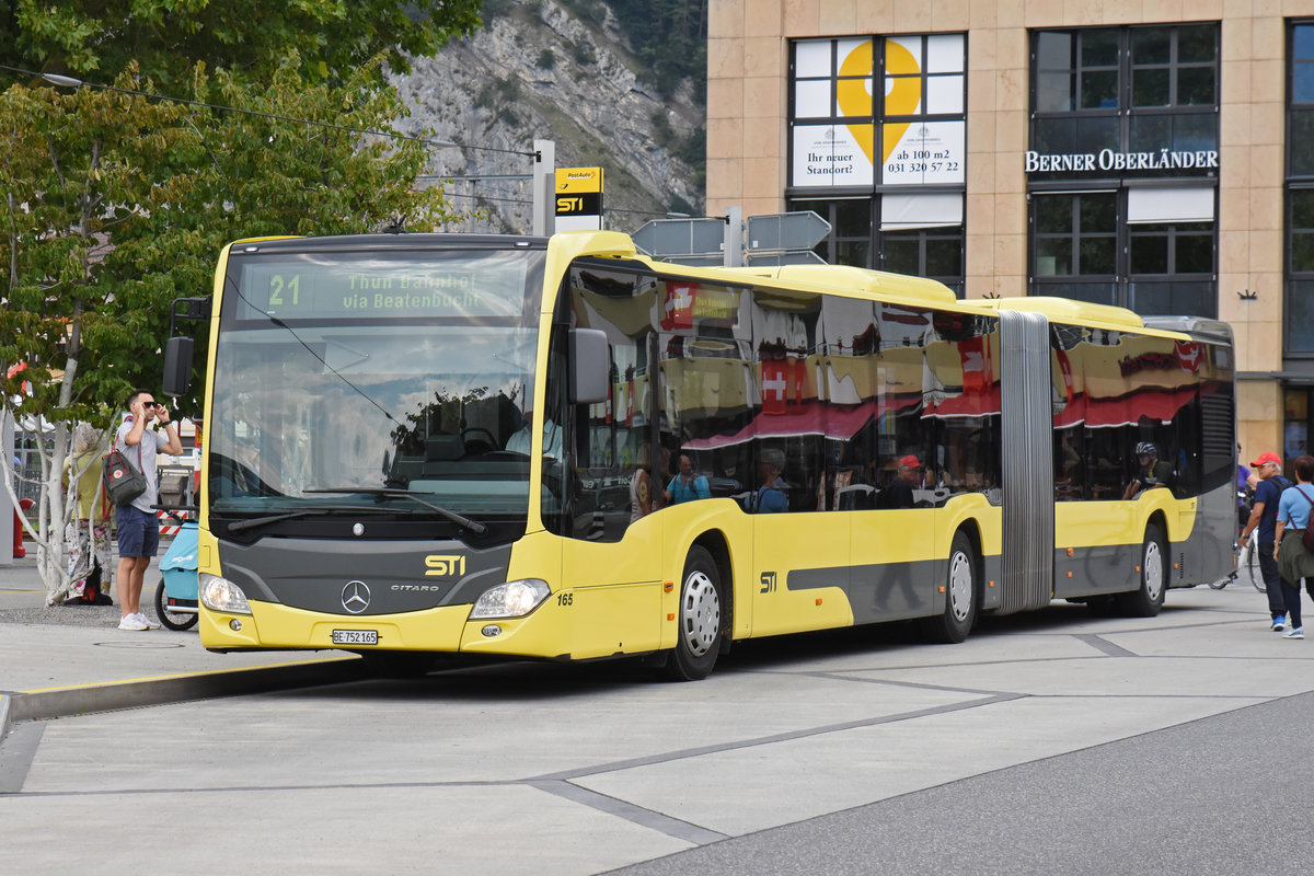 Mercedes Citaro 165, auf der Linie 21, bedient die Haltestelle beim Bahnhof Interlaken West. Die Aufnahme stammt vom 25.07.2018.