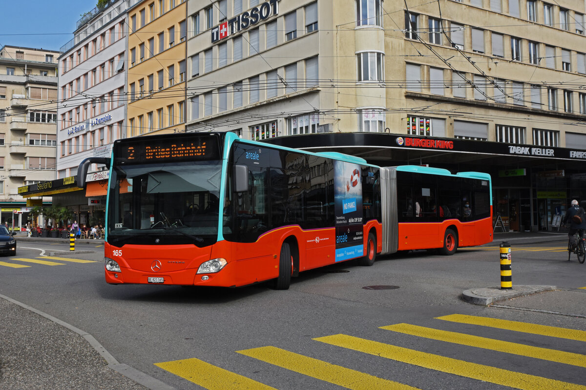 Mercedes Citaro 165, auf der Linie 2, fährt zur Haltestelle beim Bahnhof Biel. Die Aufnahme stammt vom 25.09.2021.