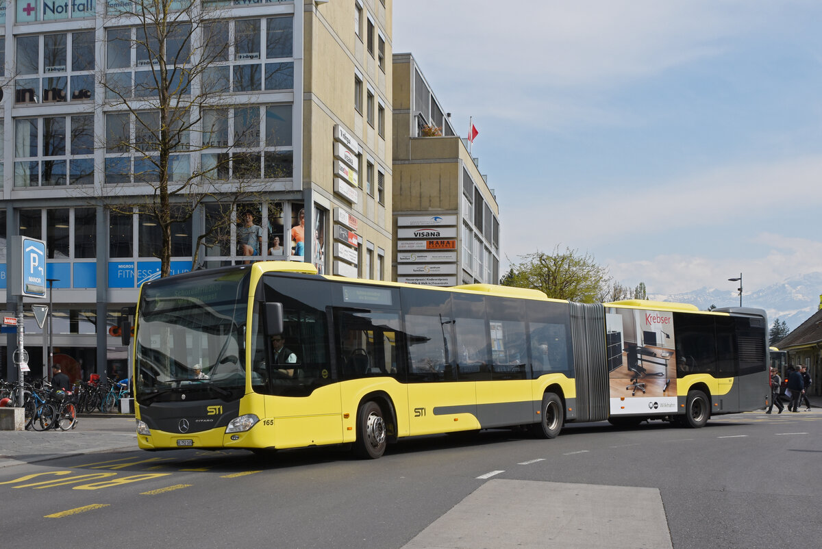 Mercedes Citaro 165, auf der Linie 5, verlässt die Haltestelle beim Bahnhof Thun. Die Aufnahme stammt vom 21.04.2022.