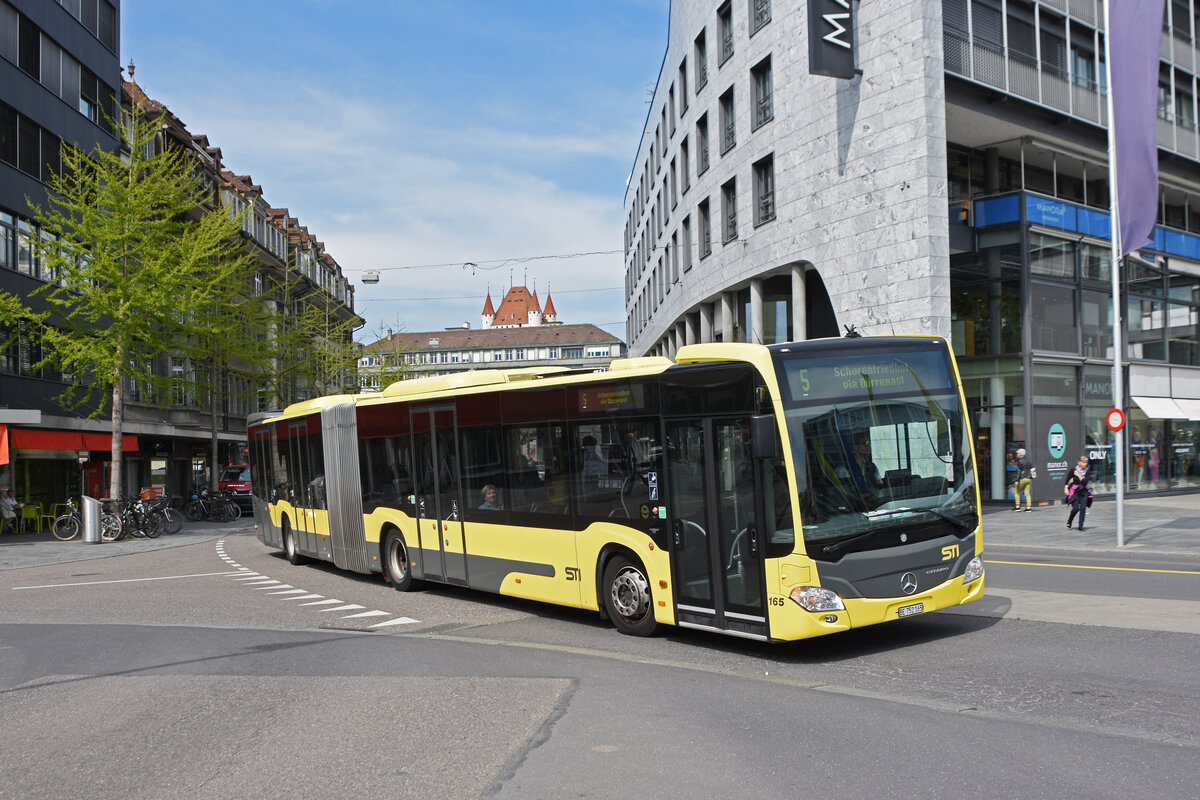 Mercedes Citaro 165, auf der Linie 5, fährt zur Haltestelle beim Bahnhof Thun. Die Aufnahme stammt vom 21.04.2022.