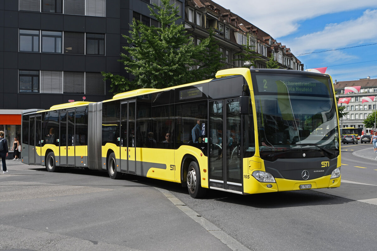 Mercedes Citaro 165, auf der Linie 2, fährt am 10.08.2023 zur Haltestelle beim Bahnhof Thun.