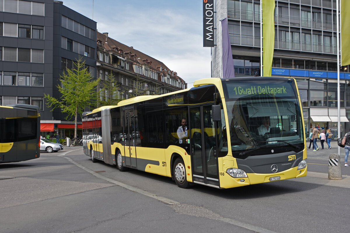 Mercedes Citaro 166, auf der Linie 1, fährt zur Haltestelle beim Bahnhof Thun. Die Aufnahme stammt vom 21.04.2022.