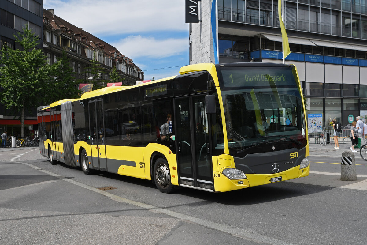 Mercedes Citaro 166, auf der Linie 1, fährt am 10.08.2023 zur Haltestelle beim Bahnhof Thun.