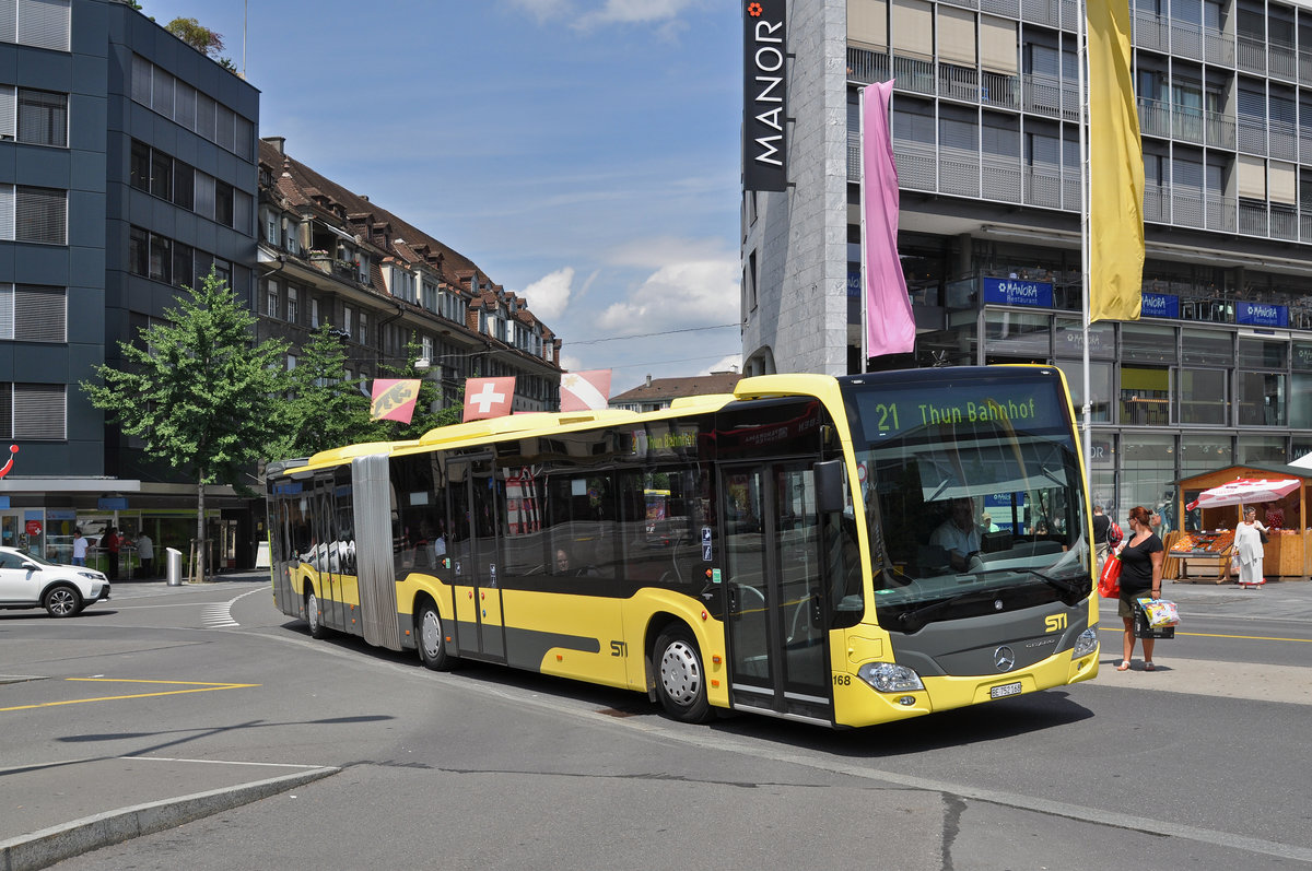 Mercedes Citaro 168, auf der Linie 21, fährt zur Haltestelle beim Bahnhof Thun. Die Aufnahme stammt vom 28.07.2016.