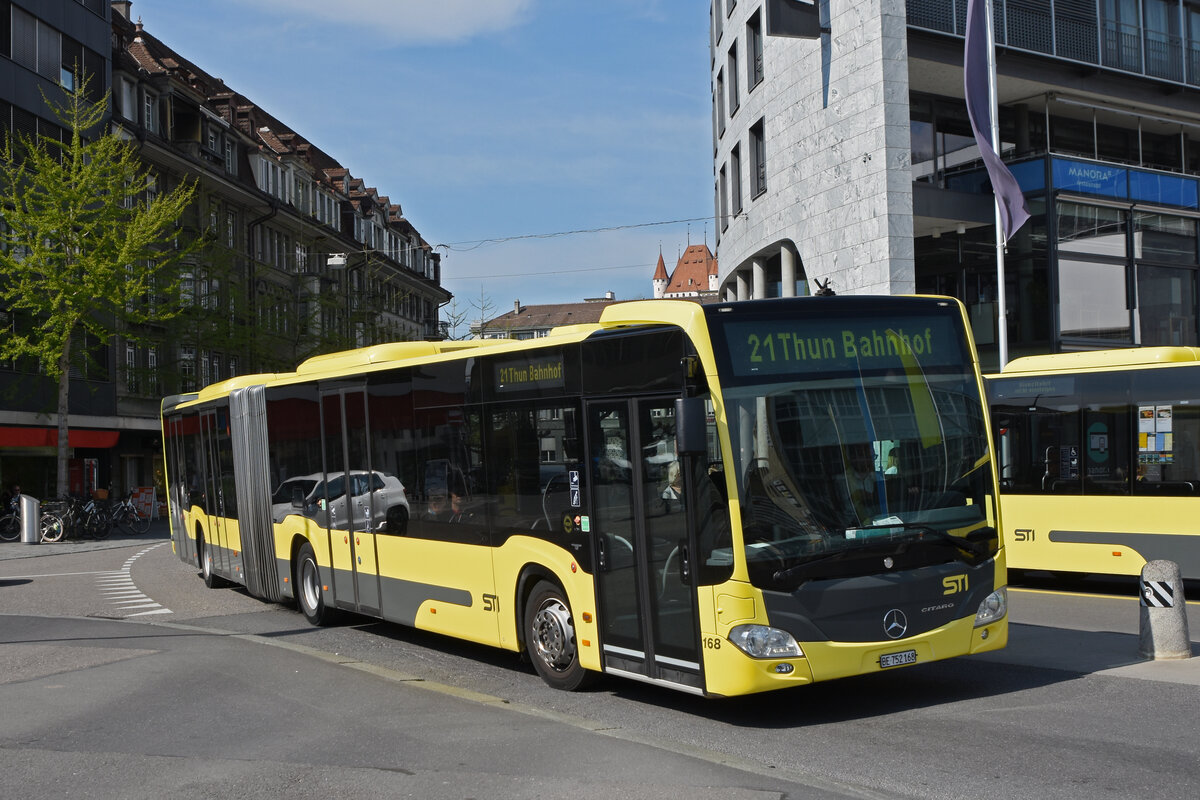 Mercedes Citaro 168, auf der Linie 21, fährt zur Haltestelle beim Bahnhof Thun. Die Aufnahme stammt vom 21.04.2022.
