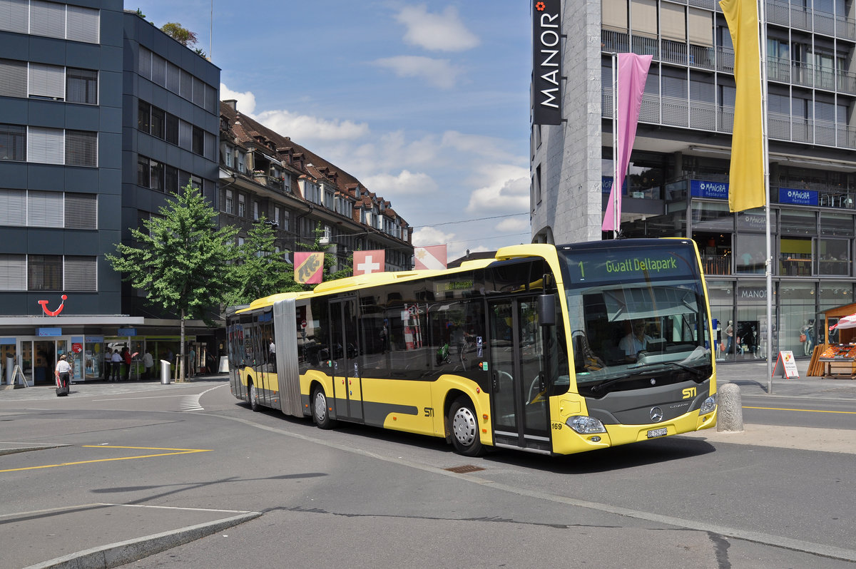 Mercedes Citaro 169, auf der Linie 1, fährt zur Haltestelle beim Bahnhof Thun. Die Aufnahme stammt vom 28.07.2016.