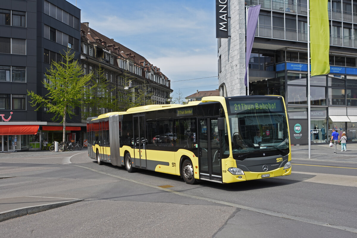 Mercedes Citaro 169, auf der Linie 21, fährt zur Haltestelle beim Bahnhof Thun. Die Aufnahme stammt vom 21.04.2022.