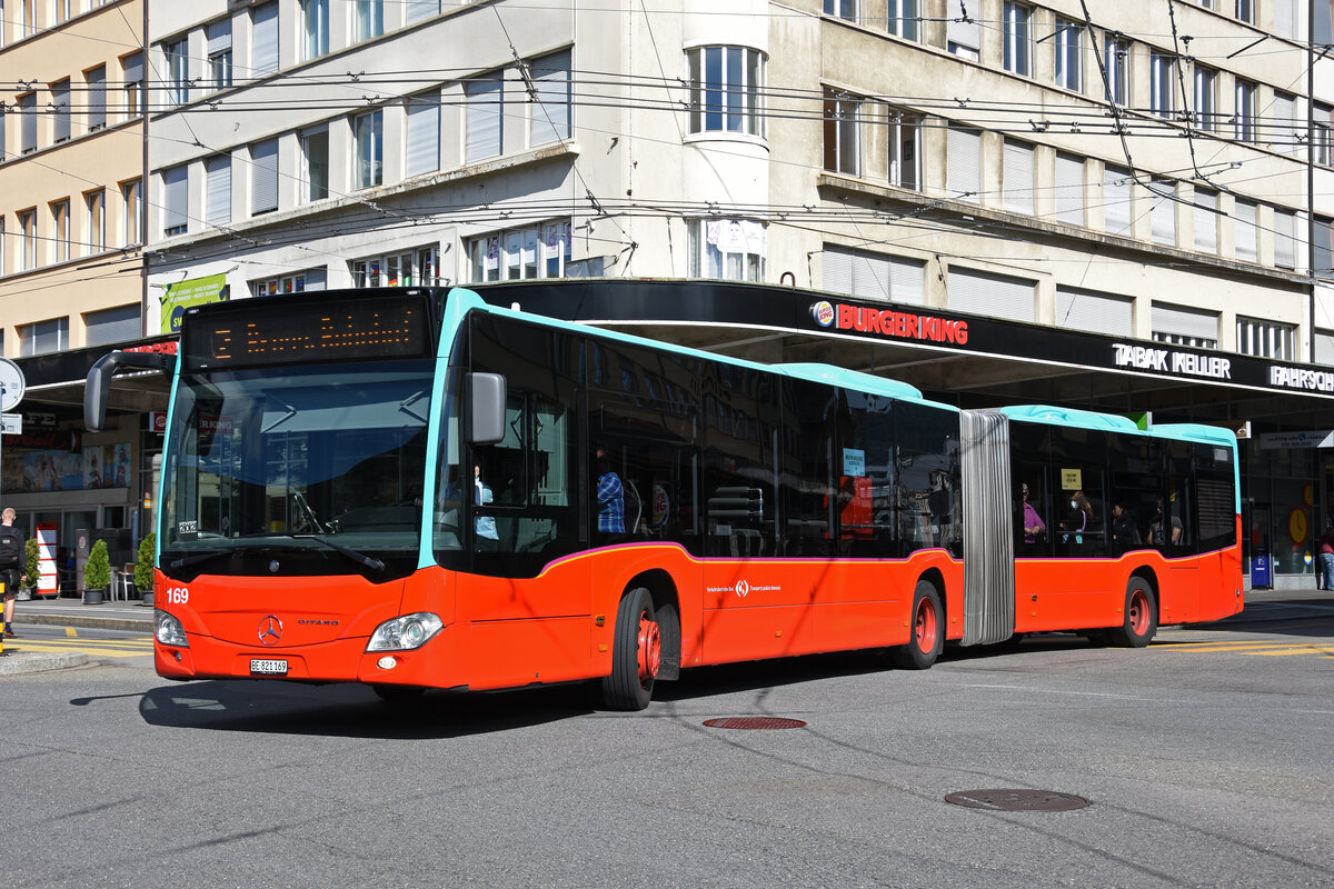 Mercedes Citaro 169, auf der Linie 2, fährt am 09.09.2022 zur Haltestelle beim Bahnhof Biel.
