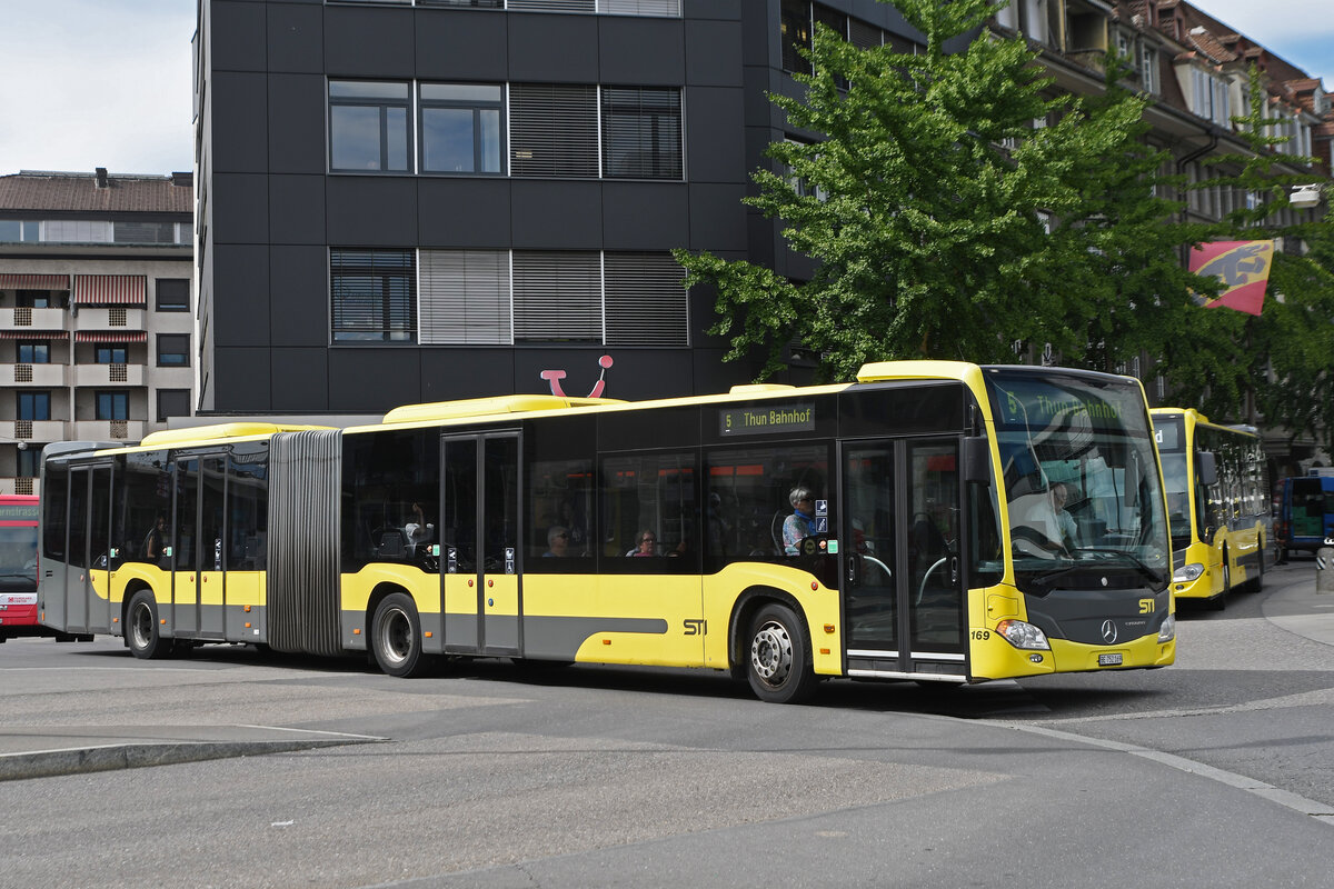 Mercedes Citaro 169, auf der Linie 5, fährt am 10.08.2023 zur Haltestelle beim Bahnhof Thun.