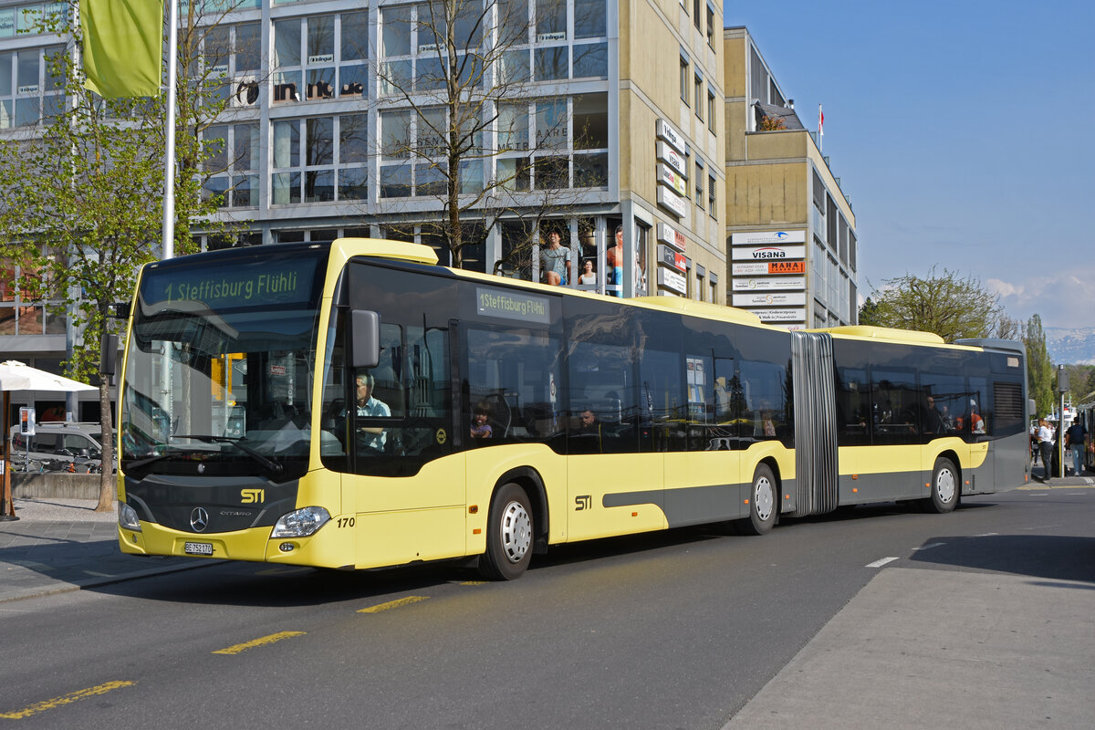 Mercedes Citaro 170, auf der Linie 1, verlässt die Haltestelle beim Bahnhof Thun. Die Aufnahme stammt vom 21.04.2022.