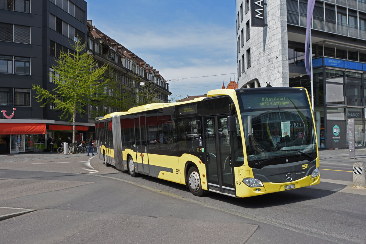 Mercedes Citaro 170 fährt als Dienstfahrt zur Haltestelle beim Bahnhof Thun. Die Aufnahme stammt vom 21.04.2022.