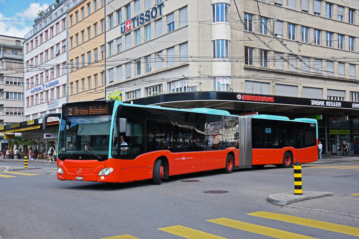 Mercedes Citaro 171, auf der Linie 2, fährt am 09.09.2022 zur Haltestelle beim Bahnhof Biel.