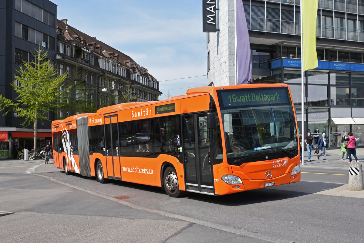 Mercedes Citaro 171 mit der Werbung für die Sanitärfirma Krebs, auf der Linie 1, fährt zur Haltestelle beim Bahnhof Thun. Die Aufnahme stammt vom 21.04.2022.