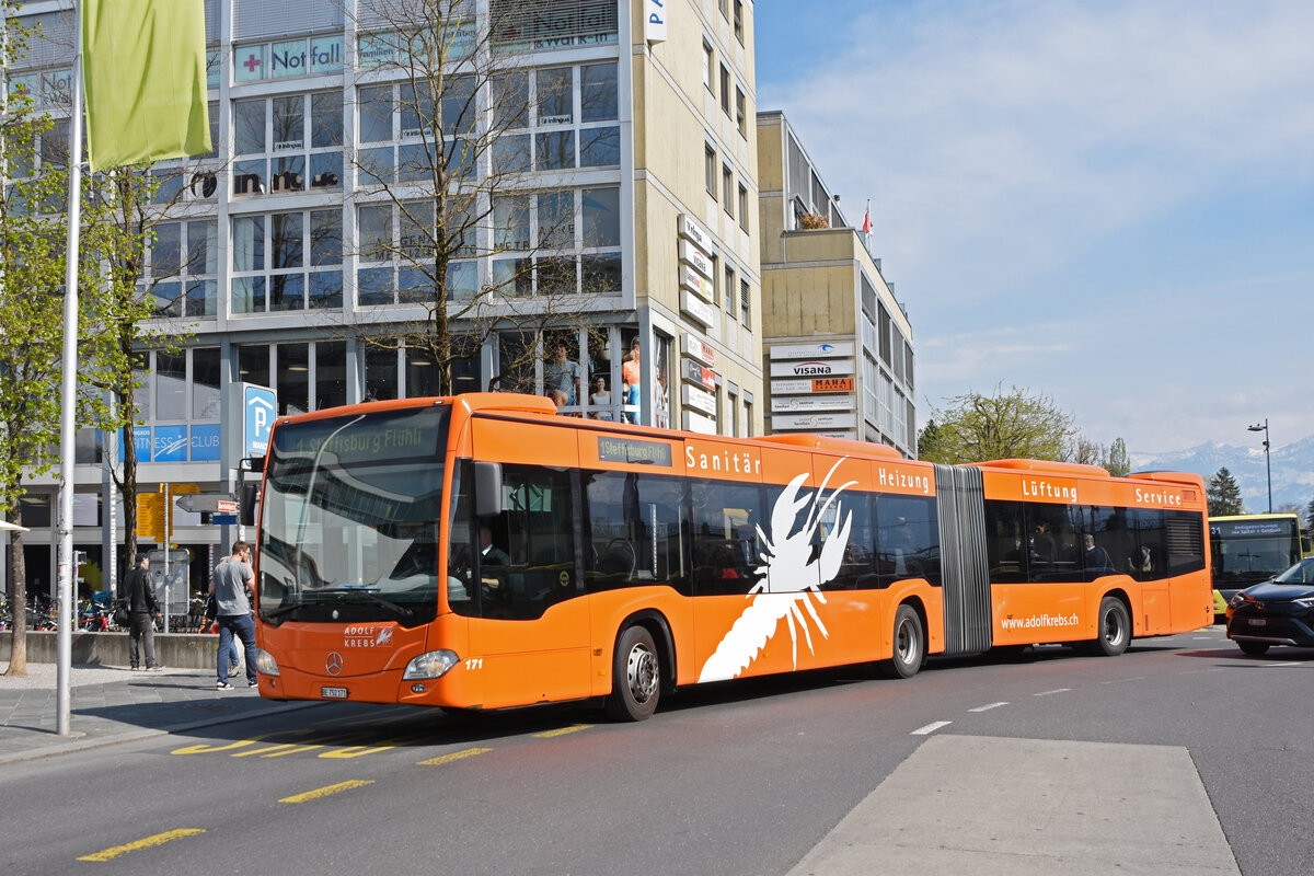 Mercedes Citaro 171 mit der Werbung für den Sanitär Krebs, auf der Linie 1, verlässt die Haltestelle beim Bahnhof Thun. Die Aufnahme stammt vom 21.04.2022.