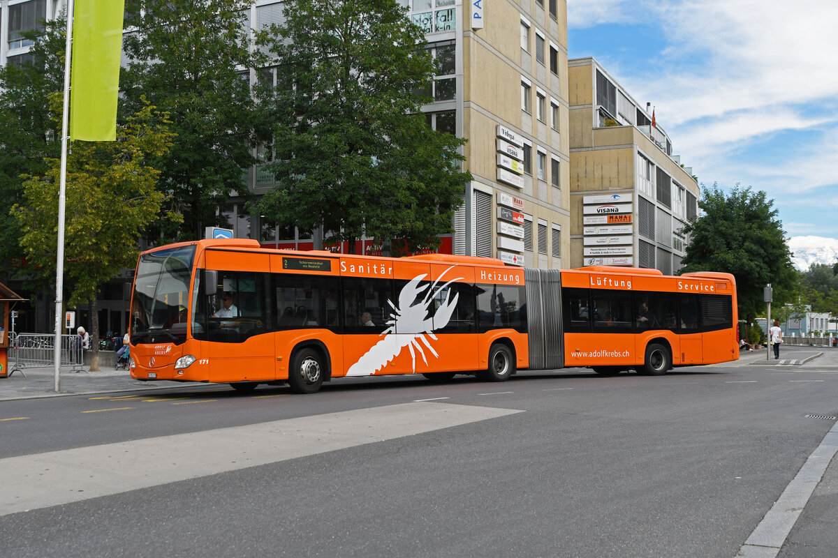 Mercedes Citaro 171 mit der Werbung für die Sanitärfirma Krebs, auf der Linie 2, verlässt am 10.08.2023 die Haltestelle beim Bahnhof Thun.