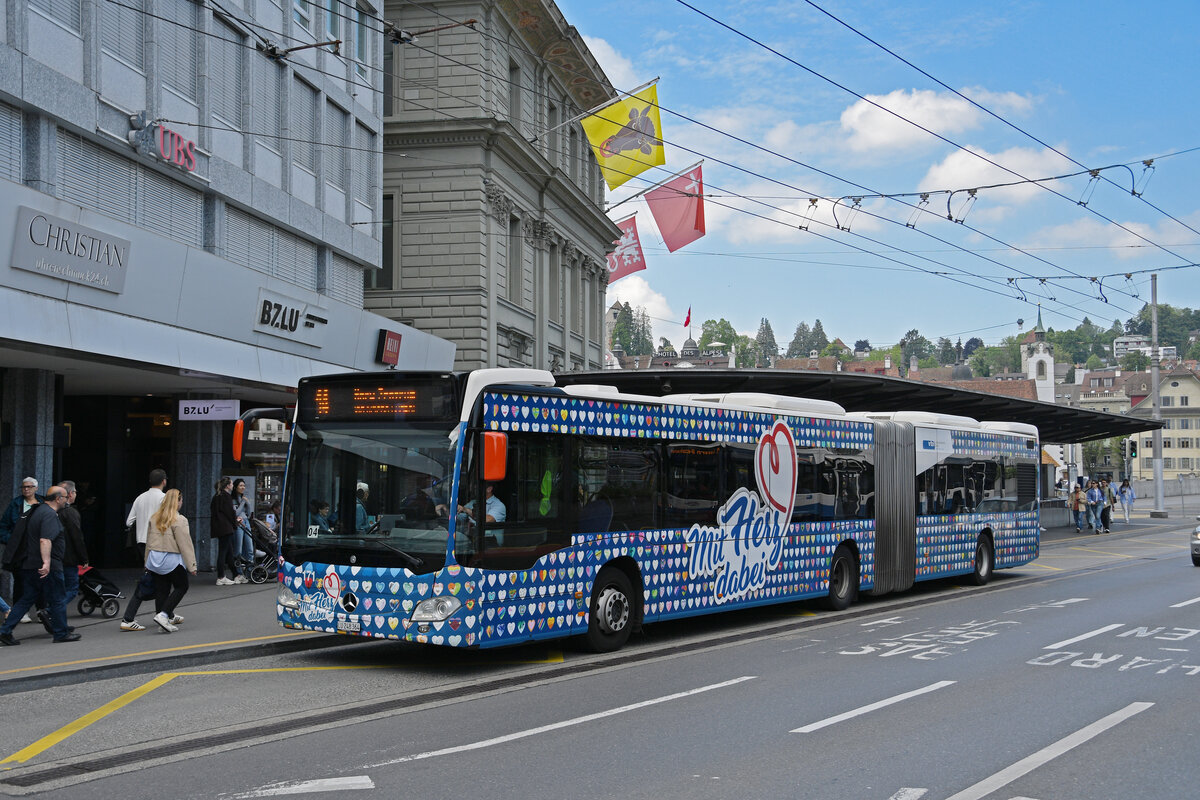 Mercedes Citaro 171 mit der Werbung  Mit Herz dabei , auf der Linie 14, f�hrt am 08.05.2026 bei der Haltestelle beim Bahnhof Luzern ein.