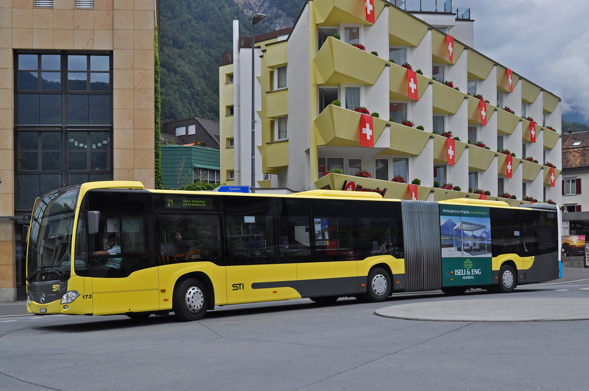 Mercedes Citaro 173, auf der Linie 21, fährt zur Haltestelle beim Bahnhof Interlaken West. Die Aufnahme stammt vom 23.07.2016.