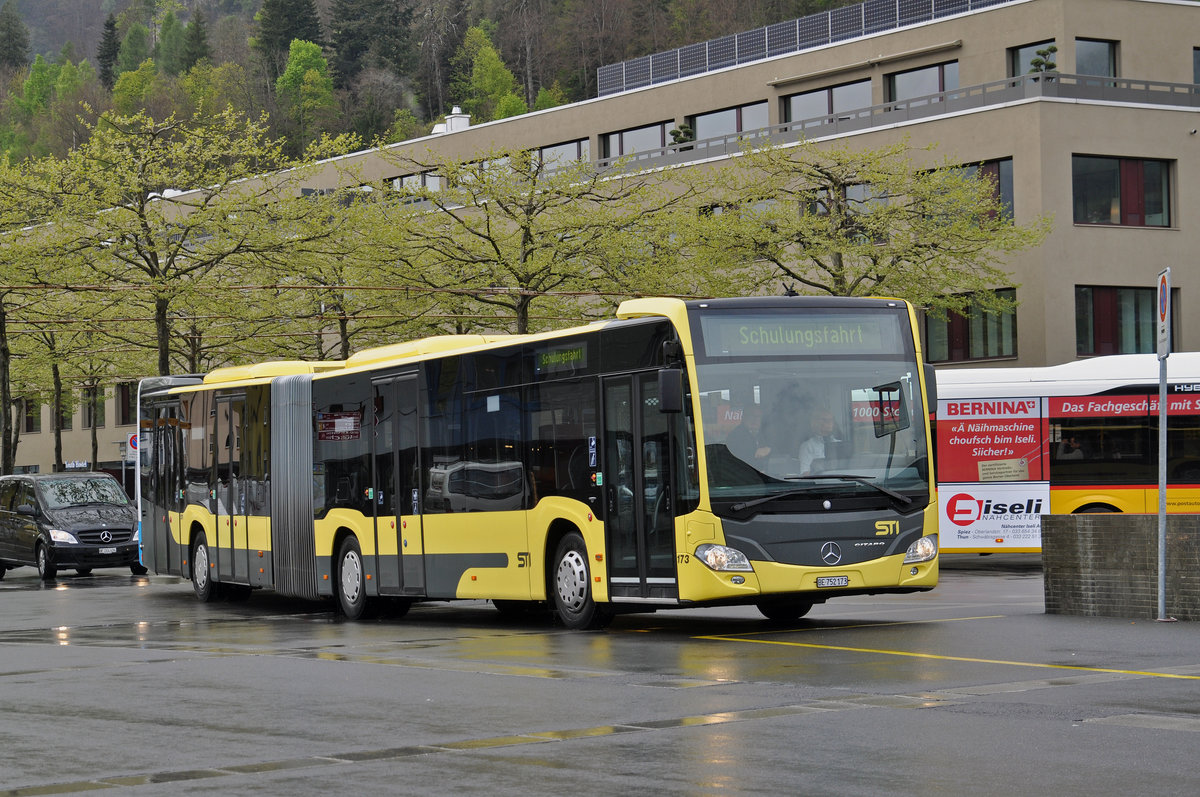 Mercedes Citaro 173 fährt mit der Fahrschule beim Bahnhof Interlaken Ost ein. Die Aufnahme stammt vom 19.04.2017.