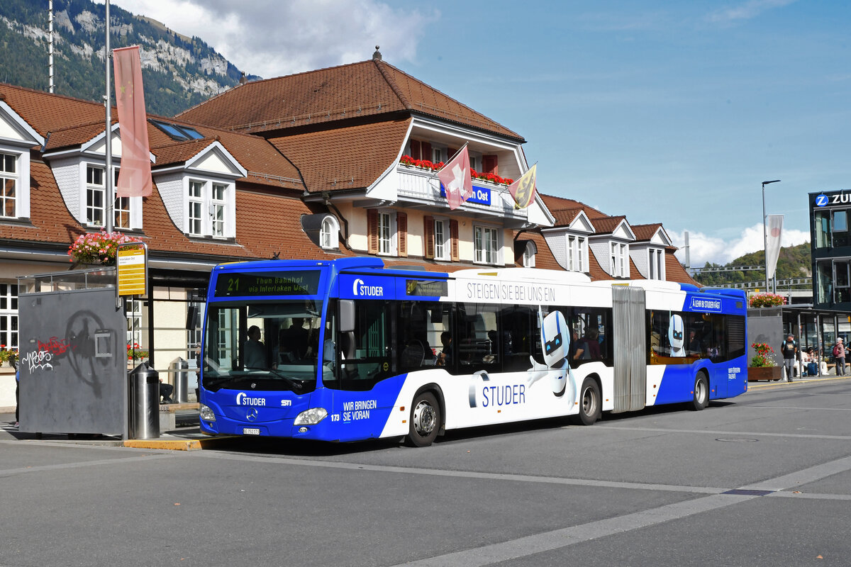 Mercedes Citaro 173 mit der Studer Werbung, auf der Linie 21, wartet am 04.10.2023 an der Haltestelle beim Bahnhof Interlaken Ost.